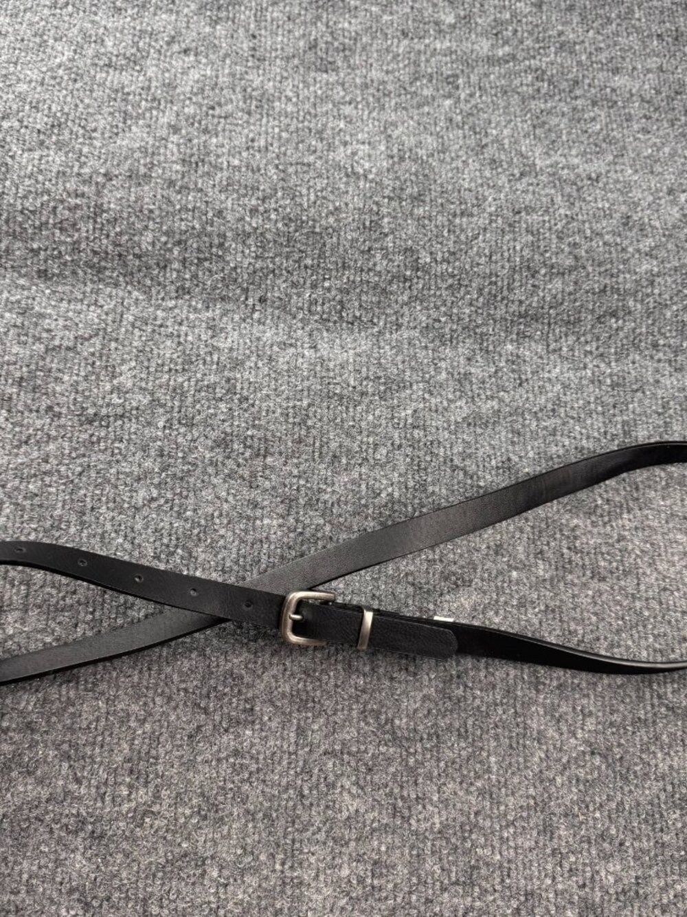 Womens Black Faux Leather Skinny Belt Size M/L Silver Buckle Minor Creasing 1"